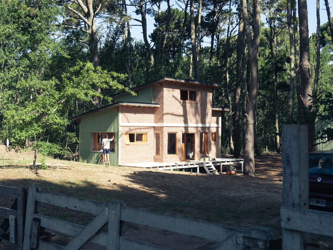 Biroju ēkas teritorijas bruģēšana